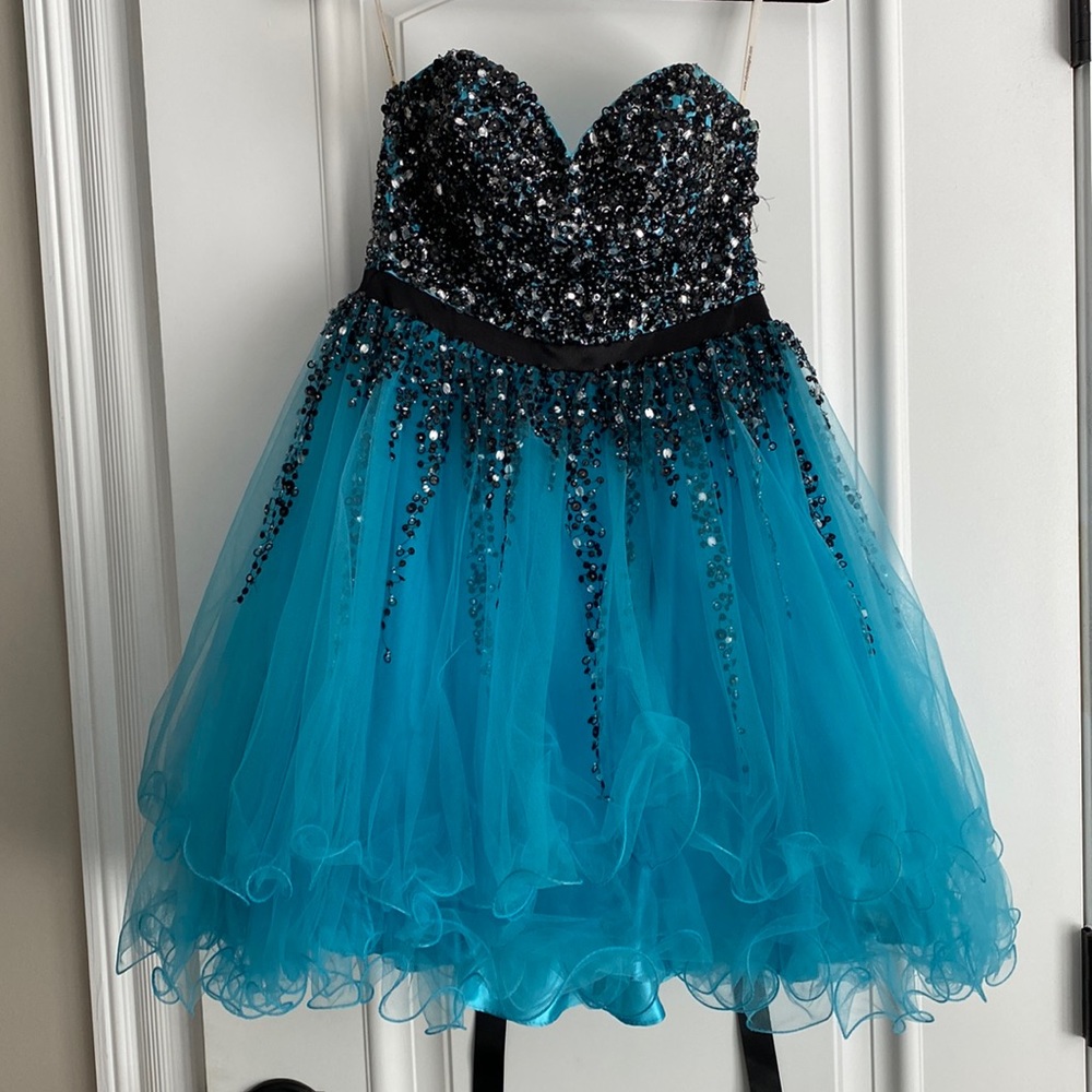 Short blue dress